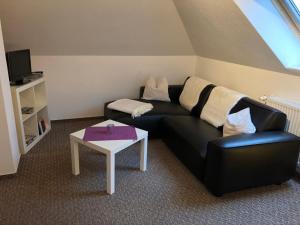 维克Graureiher的客厅配有黑色沙发和桌子