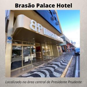 普鲁登特总统城Brasao Palace Hotel的一座铜宫殿酒店,在大楼前方有标志