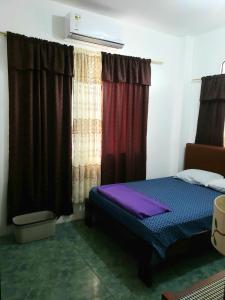 巴克里索莫雷诺港EMMA HOUSE的一间卧室配有床和带窗帘的窗户