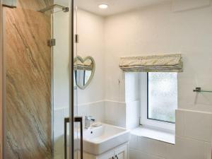 NewbyNumber 6 - Uk33332的一间带水槽和镜子的浴室