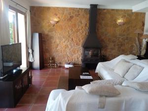 埃尔托罗Villa Puerto Adriano的一间卧室设有壁炉、一张床和一台电视机。