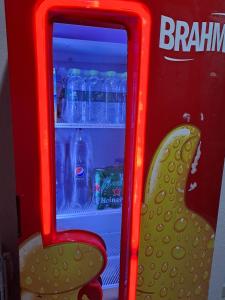 伊瓜苏Cataratas foz的红色饮料冷却器,带水瓶的门