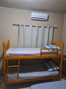 伊瓜苏Cataratas foz的配有空调的客房内的两张双层床