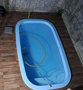 伊瓜苏Cataratas foz的中间有铁丝的蓝色厕所