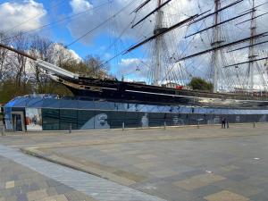 伦敦2-bedroom flat in Cutty-Sark, Greenwich !的坐在大楼顶上的一艘大船