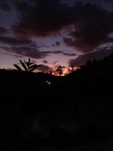 萨赛马LoMar Sol&Luna的日落时分,在背后是棕榈树