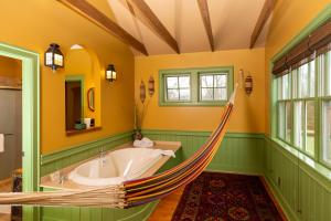 Stockton伍尔弗顿酒店的带浴缸的浴室内的吊床
