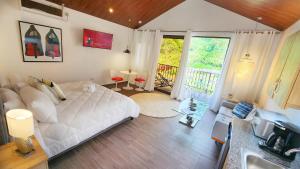 下博克特Rio Verde by Villa Alejandro的一间带白色床的卧室和一个阳台