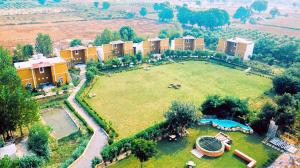 KhilchīpurAnantvan Ranthambore By ShriGo Hotels的享有公寓大楼的空中景致,设有大院子