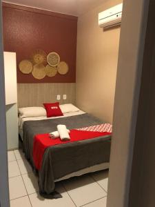 马塞约Vila da Pajuçara的一间卧室配有一张带红色毯子的床