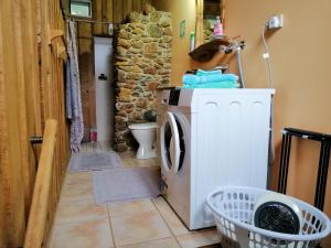 谢菲尔德Minnow cabins Lower Beulah的洗衣房配有洗衣机和烘干机