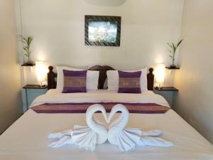 班邦宝邦宝小屋旅馆的毛巾制成的心床