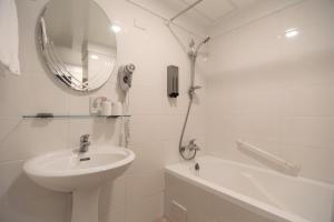 台北城美行旅的白色的浴室设有水槽和镜子