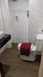 曼谷Baan Wanchart的浴室配有卫生间、淋浴和盥洗盆。