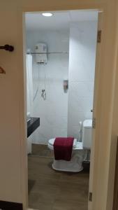 曼谷Baan Wanchart的带淋浴的浴室和带淋浴的卫生间