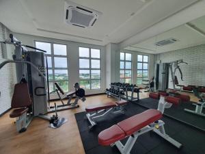 新山SKS Habitat Larkin Economy Business Unit的健身房拥有许多跑步机和机器