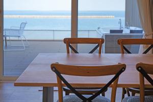 SanukiBeach SPA TSUDA 0 Cero棟的一张餐桌,享有海景