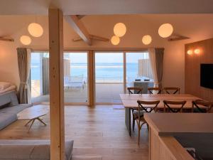 SanukiBeach SPA TSUDA 0 Cero棟的客厅配有桌子,享有海景