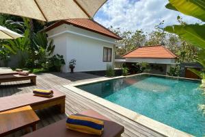 珀尼达岛Nau Nusa Villa的一个带游泳池和别墅的后院