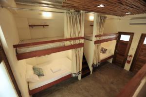 San IsidroLaFinca Hostel Siargao的客房享有高空的景致,配有三张双层床。