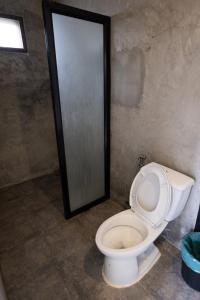 象岛Mimo Guesthouse的一间带卫生间和淋浴间的浴室