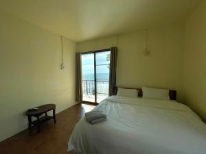 象岛Mimo Guesthouse的一间卧室设有一张床和一个大窗户