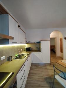 莱维科特尔梅Appartamento Nido in centro的厨房配有白色橱柜和水槽