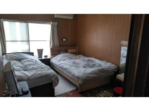 ImabariGuesthouse Farmor - Vacation STAY 15083v的小型客房 - 带2张床和窗户