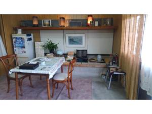 ImabariGuesthouse Farmor - Vacation STAY 15083v的厨房配有桌椅和冰箱。