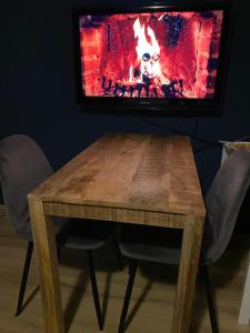 海伦芬BzB Jantina的一张木桌,上面配有电视
