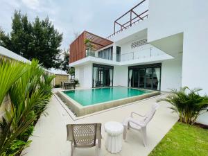 头顿Villa By Z-Mimosa 617的一座带游泳池和房子的别墅