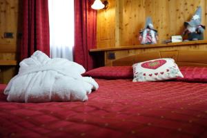 布勒伊-切尔维尼亚西姆逼安切酒店的酒店客房的床铺上配有白色毛巾