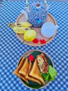 Phumĭ Pu PalLa Villa Hortensia-Mondulkiri的桌上放着一盘烤面包和香蕉的食物