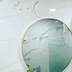 庆州Gyeongju Sugi's Guesthouse的浴室墙上的镜子