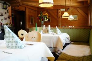 布勒伊-切尔维尼亚西姆逼安切酒店的用餐室配有2张桌子和椅子以及灯光