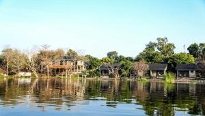 Pakwach EastGipir and Labongo Safari Lodge Ltd的享有湖泊美景,设有房屋