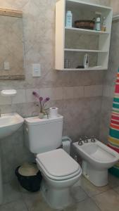 费德拉西翁Casa de Campo LA CANTERA的浴室配有白色卫生间和盥洗盆。