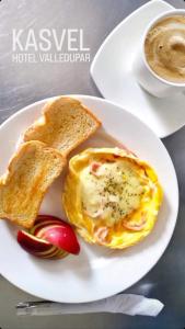巴耶杜帕尔Hotel Kasvel的鸡蛋、烤面包和咖啡的白盘