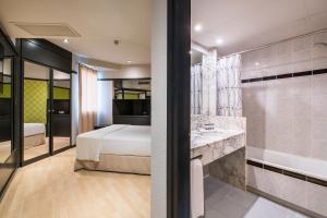 加瓦蓬特14号汽车旅馆的一间卧室配有一张床,浴室设有浴缸