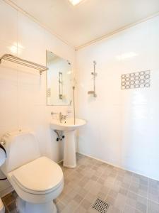 江陵市叶松疗养营地旅馆的一间带卫生间和水槽的浴室