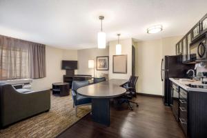 拉斯维加斯Sonesta Simply Suites Las Vegas Convention Center的一间客厅,客厅内配有桌椅