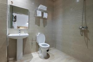 达赫拉Karam City Hotel的浴室配有卫生间、盥洗盆和淋浴。