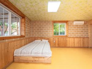 江陵市叶松疗养营地旅馆的卧室中间设有一张床