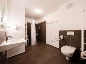 玛丽亚阿尔姆Landal Resort Maria Alm的浴室配有白色卫生间和盥洗盆。