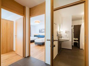 玛丽亚阿尔姆Landal Resort Maria Alm的客房内设有带卫生间和盥洗盆的浴室