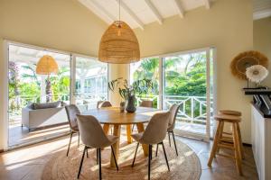 简蒂埃尔Tropicana Palm Penthouse Jan Thiel, Willemstad Curacao的一间带桌椅的用餐室
