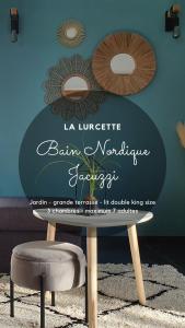 力宾Holiday home le Lurçon et la Lurcette的墙上的房间里一张桌子和一把椅子