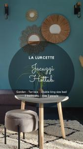 力宾Holiday home le Lurçon et la Lurcette的墙上的桌子和椅子