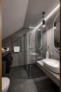 沙安Apartel Shayan的一间带水槽、淋浴和卫生间的浴室