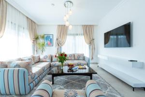 阿加迪尔Villa Palmeraie Golf Agadir的客厅配有沙发和桌子